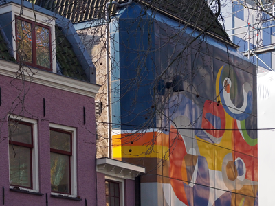 827892 Afbeelding van de door Jan Bons ontworpen gevelbeplating aan het winkelpand Vredenburg 151 te Utrecht.